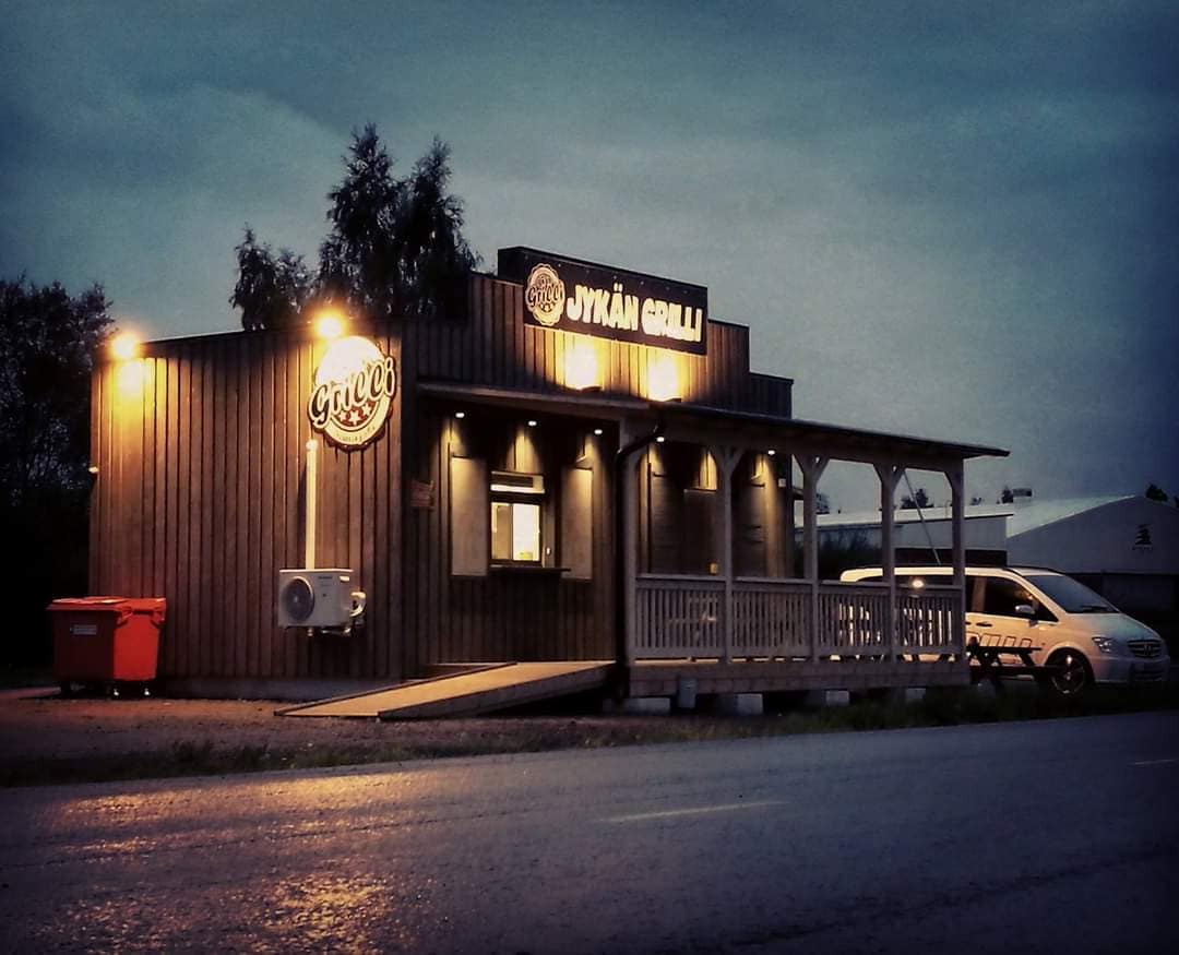 Jykän Grillin ravintola illalla